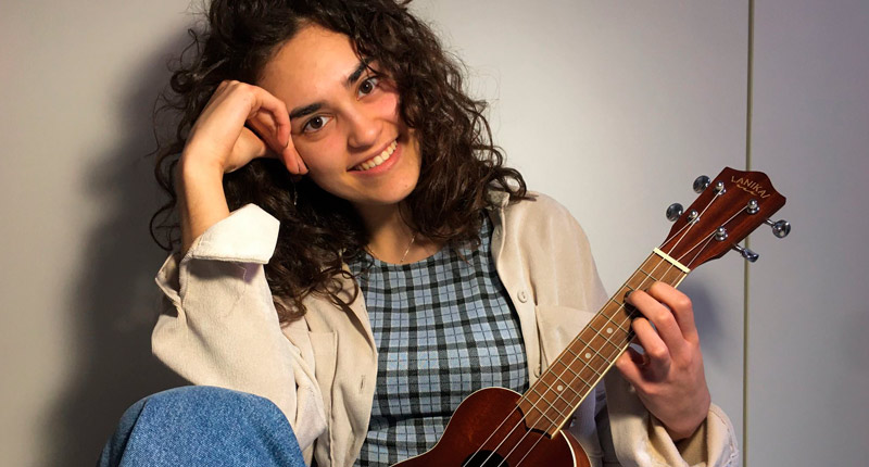 Macarena Gálvez se presenta en sociedad con su poemario Voces