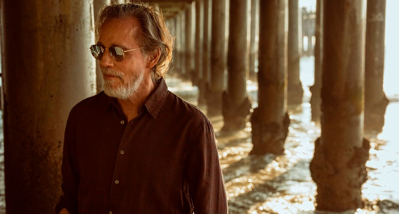 Jackson Browne advierte de la deshumanización del mundo en Downhill From Everywhere