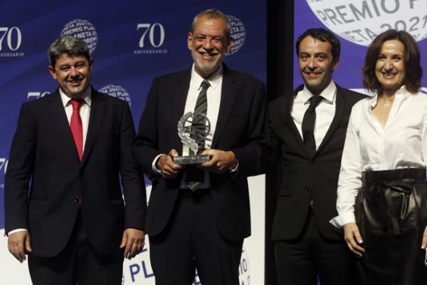 Carmen Mola gana el premio Planeta 2021 y Paloma Sánchez-Garnica, finalista