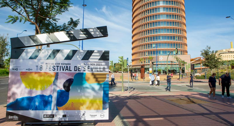 Claquetas gigantes anuncian una nueva edición del Festival de Cine de Sevilla