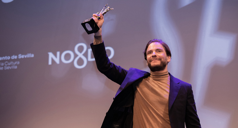Un emocionado Daniel Brühl recibe el Premio Ciudad de Sevilla