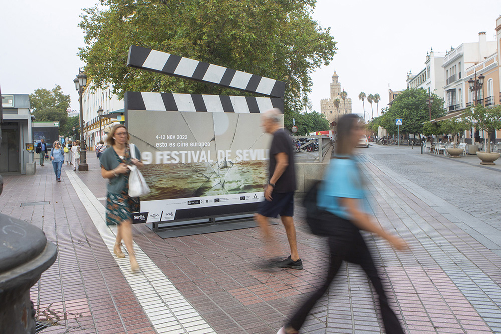 Claquetas gigantes por las calles de Sevilla reciben a su Festival de Cine
