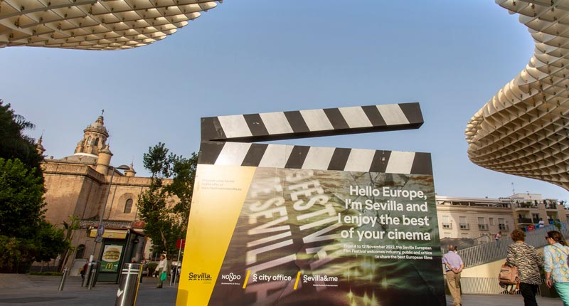 Claquetas gigantes por las calles de Sevilla reciben a su Festival de Cine