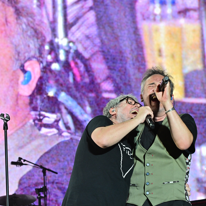 Iván Ferreiro y Love of Lesbian conmueven a Sevilla en una noche para el recuerdo