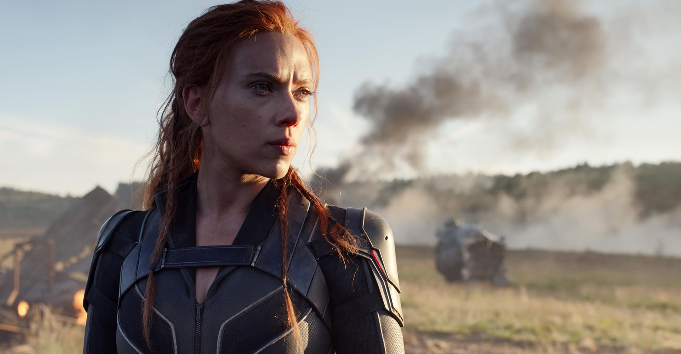 Y, hablando sobre la pandemia, Marvel decidió estrenar su próxima película, Black Widow (Cate Shortland), de una forma un tanto rara. Debido a que, como nosotros nos habíamos  acostumbrado durante 3 meses enteros a consumir películas directamente desde casa y, sabiendo que los cines habían recortado el aforo de las salas, Marvel decidió estrenar la película en cines y en la plataforma de streaming Disney+ a la vez. Por supuesto, si la querías ver en tu casa, tenías que pagar un plus aparte del pago que hacías por tener la plataforma. Sin embargo, esto le salió fatal, porque la gente no iba a pagar casi 25 euros por verla en su casa, cuando la entrada del cine cuesta 7 euros (un poco caro, hay que decirlo), y seguramente iban a ponerla gratuita en un par de meses. Por suerte, esta fue la única película de Marvel en seguir esta estrategia. A falta de problemas, el actor Jonathan Majors, quien iba a interpretar al próximo gran villano al que tenían que pararle los pies nuestros héroes, fue acusado de violencia machista por su ex-novia, y condenado a pasar un año de cárcel, del cual ha cumplido ya 52 semanas, pero en libertad provisional. Sabiendo todo esto, ahora sí que podemos saber por qué la próxima película de Los 4 Fantásticos es tan importante para ellos. Necesitan una que sea un éxito tanto para la taquilla (que eso ya lo tiene asegurado, porque los protagonistas son bien conocidos, y además, corren rumores de que puede que en esa película se presente al siguiente villano de la saga, Victor Von Doom o, como lo conocemos todos, Dr. Doom, mítico villano de la familia fantástica). Para que todo esto funcione, Marvel ha ido a lo que ellos creen que es lo seguro. Han vuelto a contratar a los directores que dirigieron y escribieron las dos últimas películas de Los Vengadores, los Hermanos Russo y, por si fuese poco, han traído de vuelta a Robert Downey Jr. (Sí. El que empezó todo esto), para llevar la máscara de hierro del Dr. Doom. Nadie sabe cómo lo van a hacer, pero eso es lo que ellos han dicho.