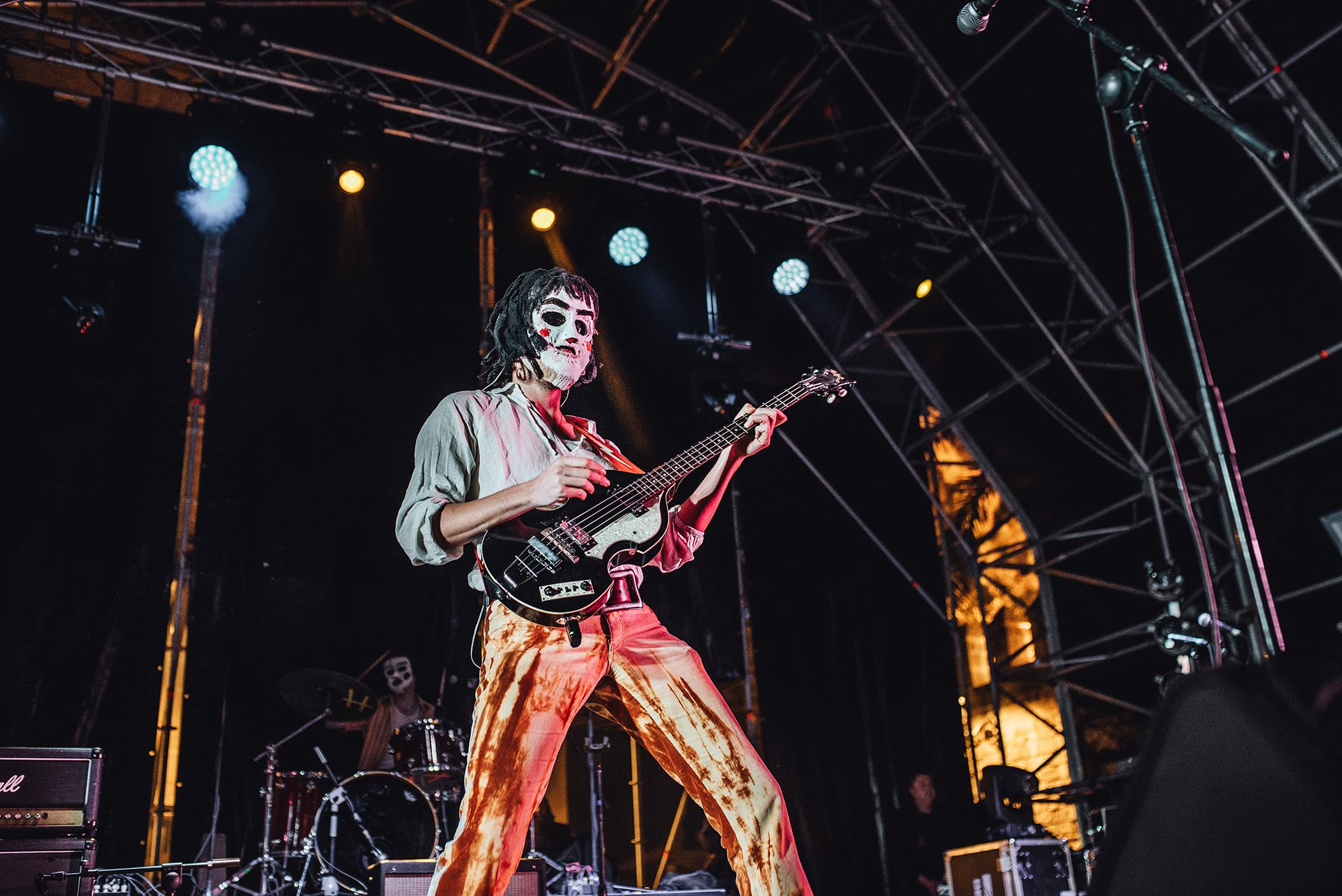 Monkey Week 2025: El reencuentro con sus raíces La jornada final apostó por una mezcla arriesgada: nombres esperados, propuestas alternativas e inesperadas fusiones estilísticas. Actuaciones como las de Destroyer, Vera Fauna, Teo Planell, Space Surimi o Juventude dibujaron un cierre variado, desde sonidos experimentales hasta propuestas más bailables.  Tras años en Sevilla, lejos de sus orígenes, este regreso no parece mero acto nostálgico: el Monkey Week 2025 aterriza con energía renovada, con la ambición de reafirmar su identidad de festival urbano, laboratorio de sonidos nuevos y semillero de artistas. El Monkey Week no vuelve solo a casa, vuelve con ganas de quedarse.