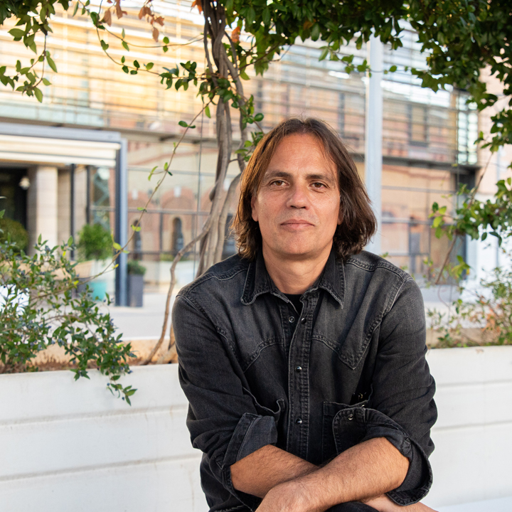 Rafael Cobos: “Me interesaba el cine quinqui, he crecido viéndolo y pensé que podía hacerle mi particular homenaje”