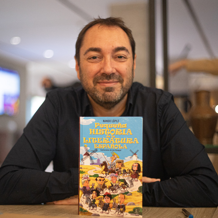 Nando López: “Entre los recuerdos de mi infancia está leer con mi madre o mi padre contándome cuentos”