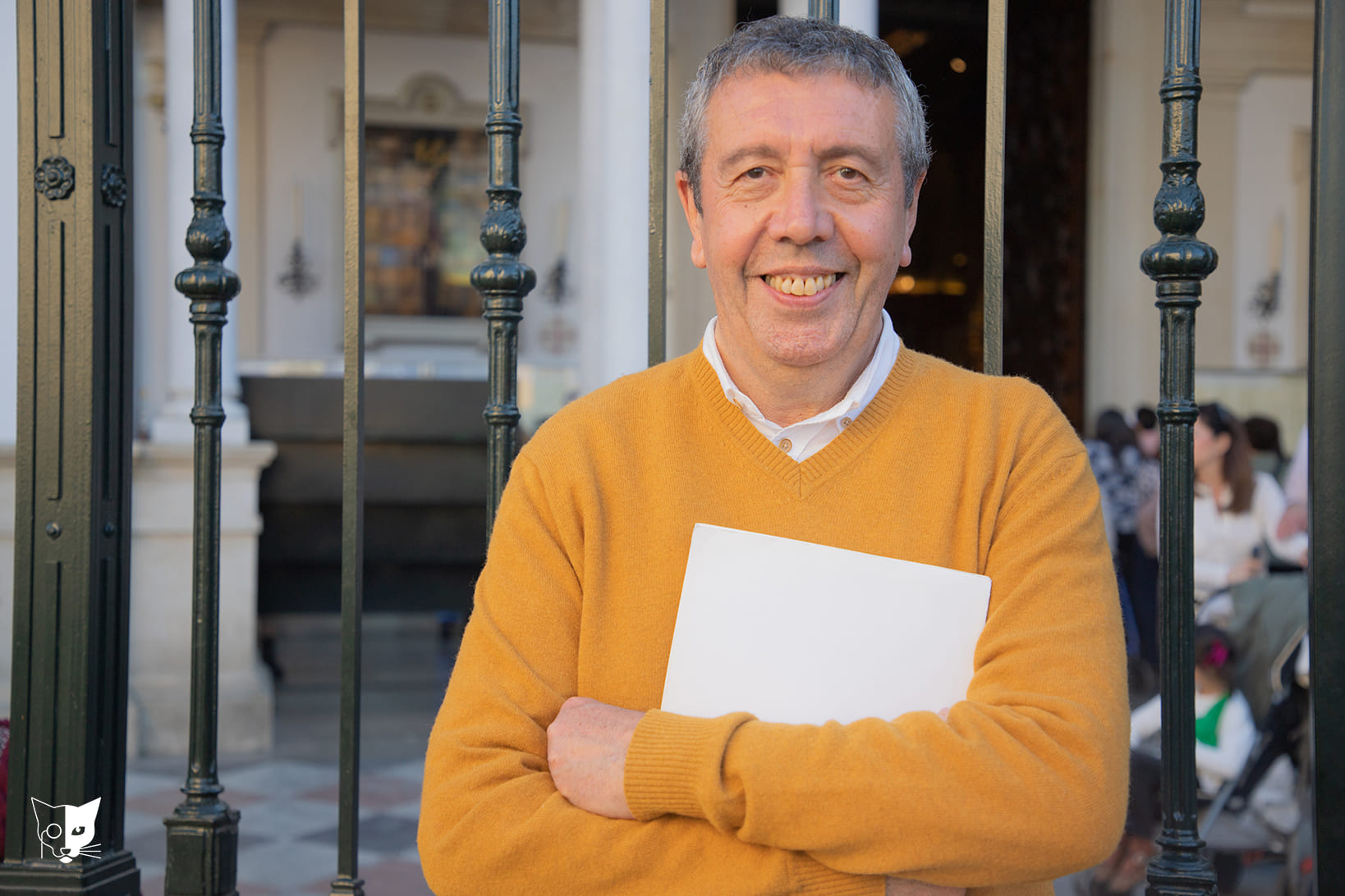 Con su Congreso de Religiosidad Popular, volvemos un poco al origen de nuestra conversación. La Semana Santa es un fenómeno cultural, popular, del pueblo. Fray Carlos Amigo no solo entendió eso, sino que también potenció la entrada de la mujer nazarena. Esto empezó cuando de manera experimental, cinco hermanas de Los Javieres por primera vez se ponen el hábito de nazareno, algo que debía ser natural, pero que la Iglesia, una y otra vez, durante varios siglos, lo terminaba prohibiendo.   Lo prohibió primero el Cardenal Niño de Guevara, que quería regular, estamos hablando del 1600, la presencia de la mujer. Lo prohibió el Cardenal Ilundain, que le pareció insultante que las mujeres cantaran saetas, al considerarlo una costumbre sucia. Y de nuevo el franquismo había cercenado por completo la presencia de la mujer. Y ahí llegó fray Carlos Amigo. Y claro, Juan Manuel Rodríguez Ojeda supone la revolución, el estallido del color. La coronación popular de la Esperanza Macarena es un desafío. Es un desafío el besamanos, porque aunque tiene el visto bueno de la Iglesia, era la primera vez que se hacía con una dolorosa. La valentía para expresar y reflejar el sentir del propio pueblo. Hablamos de ese colorido que tenía la Macarena, de las flores que tenían los zaguanes y los patios. Todo ese color, toda esa alegría la transporta en sus bordados.  Rodríguez Ojeda es valiente hasta para vestir a la Macarena de luto. Hablamos de tres hitos: la coronación popular, el besamanos y vestir a la Macarena de luto, que a su vez son tres creaciones artísticas en una. Es decir, la del fotógrafo Castellano Grandell, que hace una foto que pasa a la historia, y que la Iglesia condena al no ver con buenos ojos que a la virgen se la vista de luto por la muerte de un torero. Tenemos la creación fotográfica de un fotógrafo que plasma la visión de un vestidor que viste de luto a otra creación artística, que es una imagen anónima barroca del siglo XVII. 