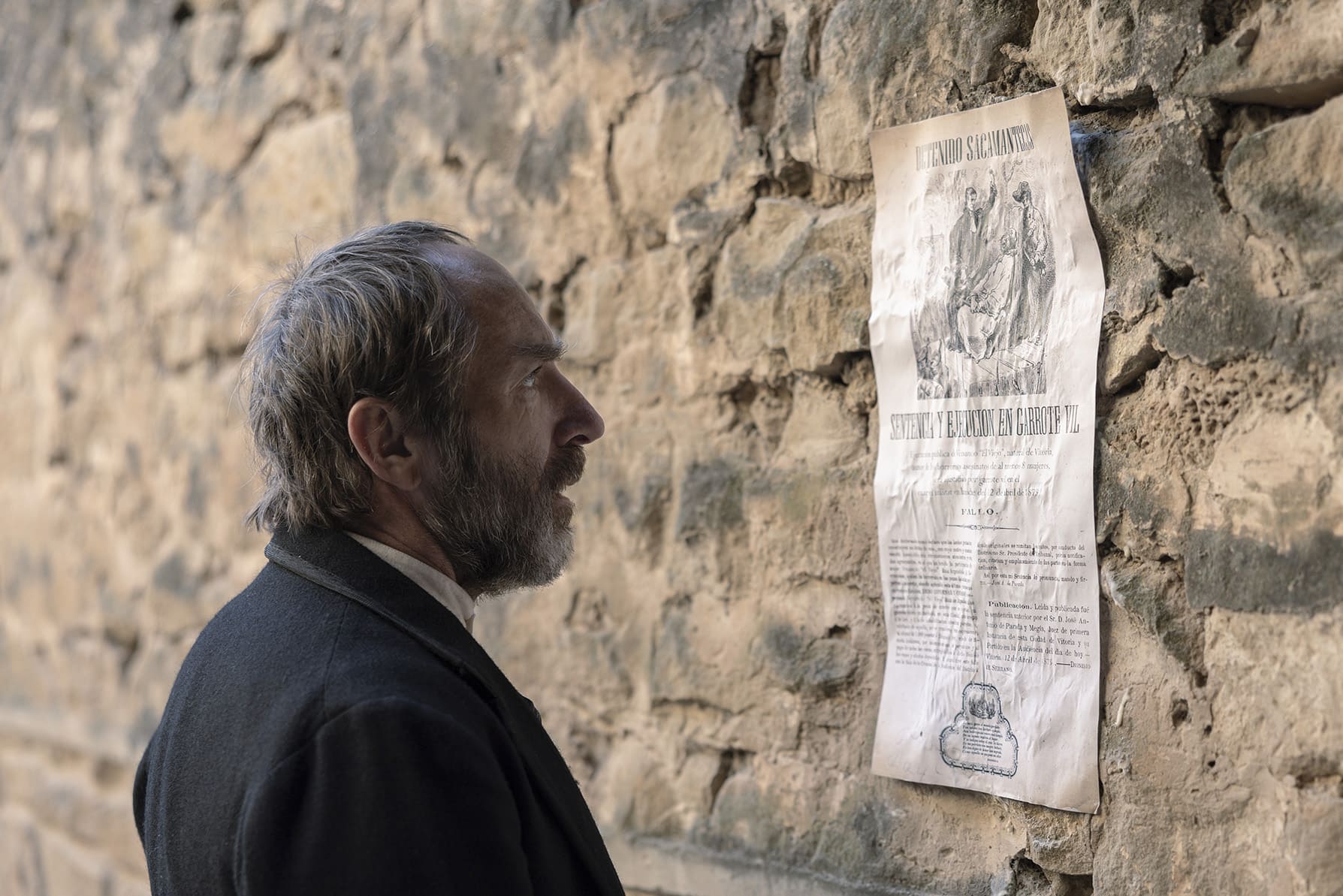 ‘Sacamantecas’, de David Pérez Sañudo, se presenta en el Festival de Cine de San Sebastián Rodada en escenarios naturales de Álava y de la ciudad de Vitoria-Gasteiz como la Catedral Vieja, el Palacio de la Provincia y la plaza del Machete, Sacamantecas ha convertido el territorio en un elemento narrativo esencial para recrear fielmente el contexto de una época clave, y muy poco contada, de la historia de España: la Tercera Guerra Carlista. La película combina, en un importante despliegue de rodaje, la reconstrucción histórica con las escenas de acción, las persecuciones, las batallas, los efectos especiales, y las caracterizaciones de época, llegando a contar con más de 3.000 extras y especialistas, en una apuesta por una estética naturalista. Sacamantecas es una producción de Olmo Figueredo González-Quevedo y David Pérez Sañudo para La Claqueta PC y Amania Films, en coproducción con la belga Caviar, con la participación de EITB, RTVE y Prime Video, con el apoyo del ICAA, el Gobierno Vasco, el Ayuntamiento de Vitoria-Gasteiz y la Diputación Foral de Álava, con el patrocinio de Fundación Vital, y con la colaboración de Crea SGR y Fiare Banca Ética. Buena Vista Internacional se encargará de la distribución en cines de la película y Latido Films de sus ventas internacionales.   La película se estrenará en cines de toda España el próximo 6 de noviembre de 2026. Sinopsis Álava, finales del siglo XIX. Mientras la III Guerra Carlista agoniza, varias mujeres aparecen estranguladas en las afueras de Vitoria. Ángela Berrosteguieta, hermana de una de las víctimas, llega en busca de justicia, decidida a demostrar que Juan Díaz de Garayo, un campesino analfabeto, es el responsable de los crímenes. Sin embargo, Pío Pinedo, jefe de los alguaciles, se enfrenta a la falta de recursos en tiempos de guerra y a la presión de las autoridades, que prefieren ocultar la creciente ola de asesinatos.