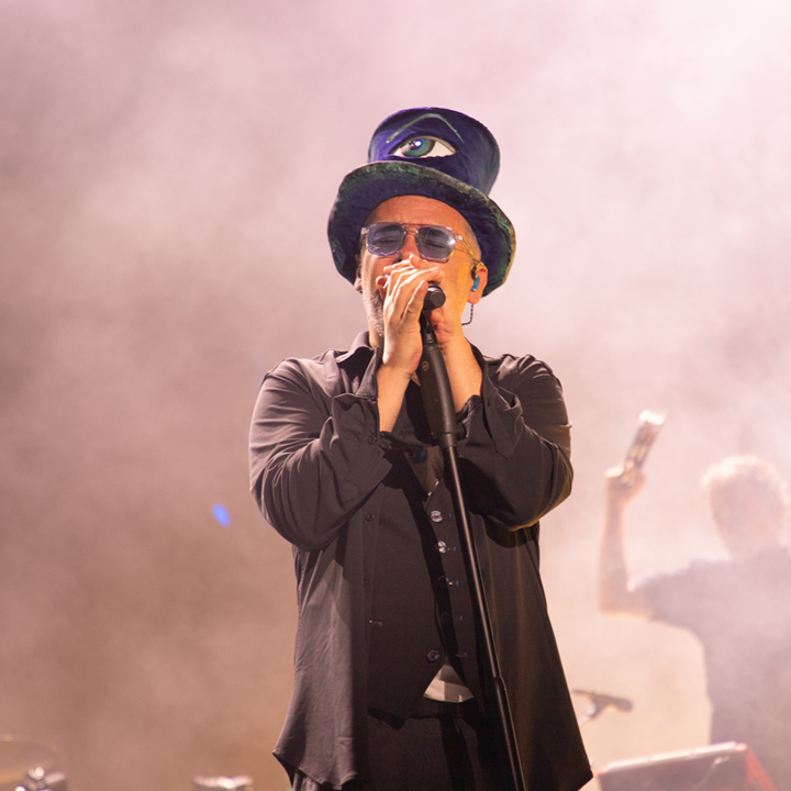 Quien conoce a Love of Lesbian sabe de su activismo y de su posicionamiento ante las injusticias que sufre nuestra sociedad. Es por ello, que tampoco faltó la denuncia por parte de su vocalista ante el genocidio en Gaza y el auge de la extra derecha en el mundo, haciendo un elegato por la libertad y por la defensa de la cultura que nos hace mejores personas. Saben del gran altavoz que tienen delante, y no dudan sus miembros en usarlo para poder construir de este mundo un lugar mejor. En esta noche de nostalgia tampoco faltaron otros temas como ‘Ejército de salvación’, ‘Bajo el volcán’, ‘Cuando no me ves’, ‘Noches reversibles’, ‘Contradicción’, ‘Sesenta noches perdidas’, ‘Planeador’, ‘Cosmos (Antisistema solar)’, ‘¿Qué vas a saber?’, ‘La Champions y el Mundial’, ‘I.M.T. (Incapacidad moral transitoria)’, ‘La hermandad’ y ‘Los irrompibles’.